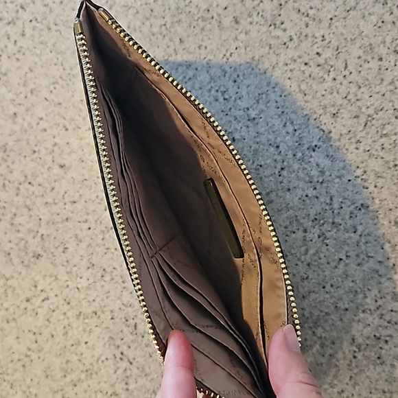 Michael Kors Envelope Wrislet - Picture 4 of 4